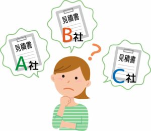 見積書を比較する女性